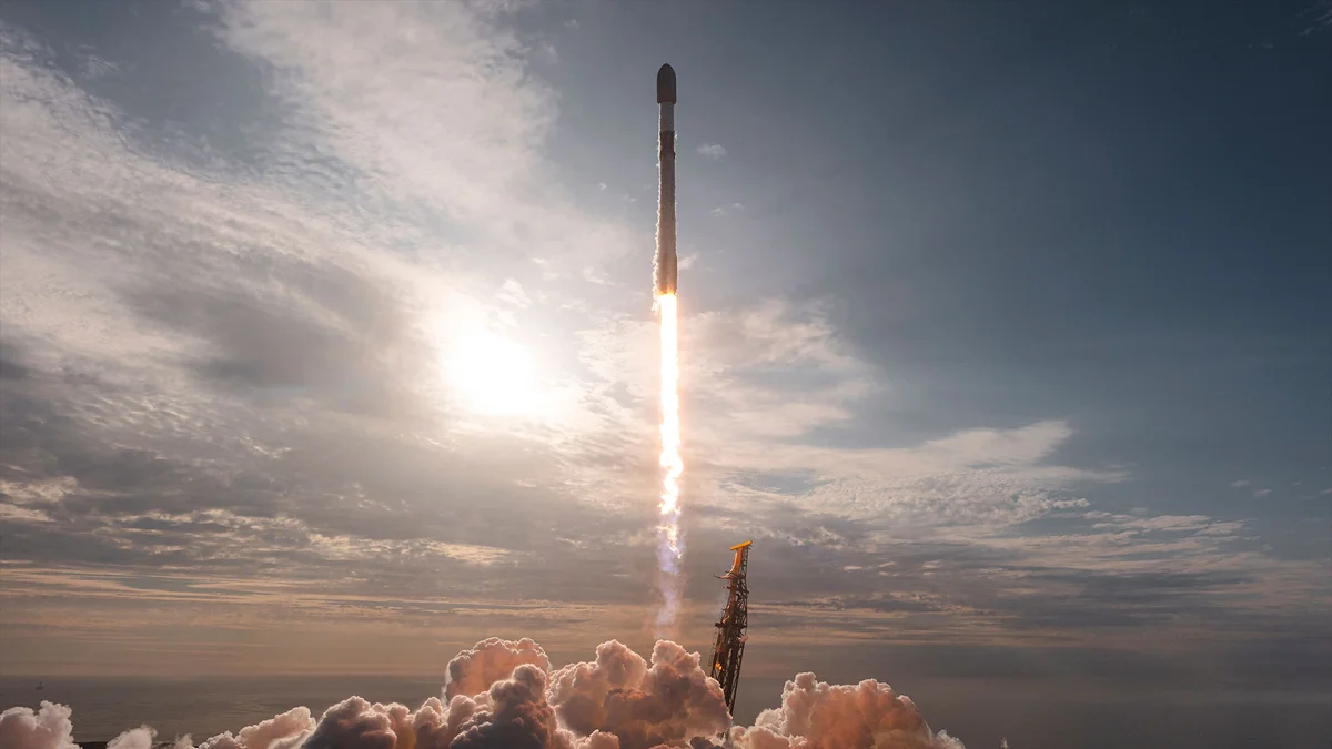 SpaceX досягла нового рубежу, запустивши ракету вперше в 600-й раз, відправивши супутники Starlink на орбіту