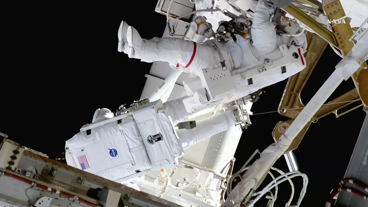 NASA проводить 6,5-годинний вихід у космос для оновлення сонячних панелей МКС