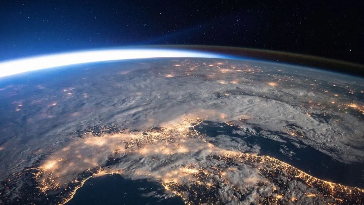 Загляньте на Землю з космосу: емоційне 4K відео