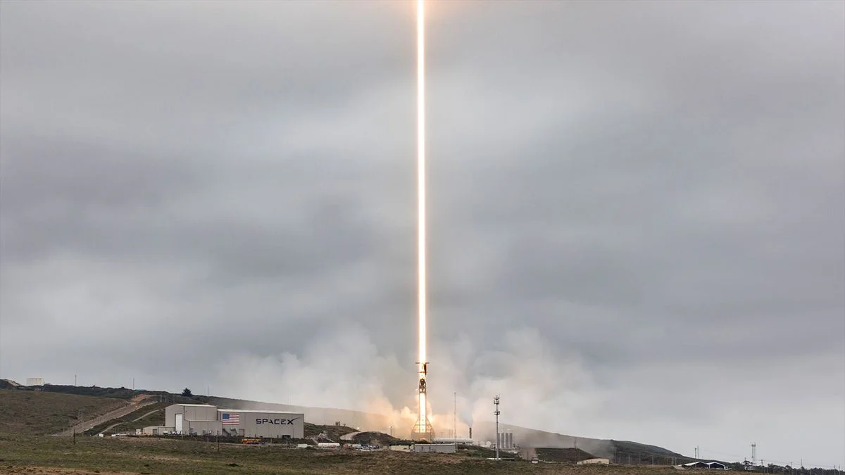 Ракета SpaceX Falcon 9 запустила 24 супутники Starlink на низьку орбіту Землі з Каліфорнії