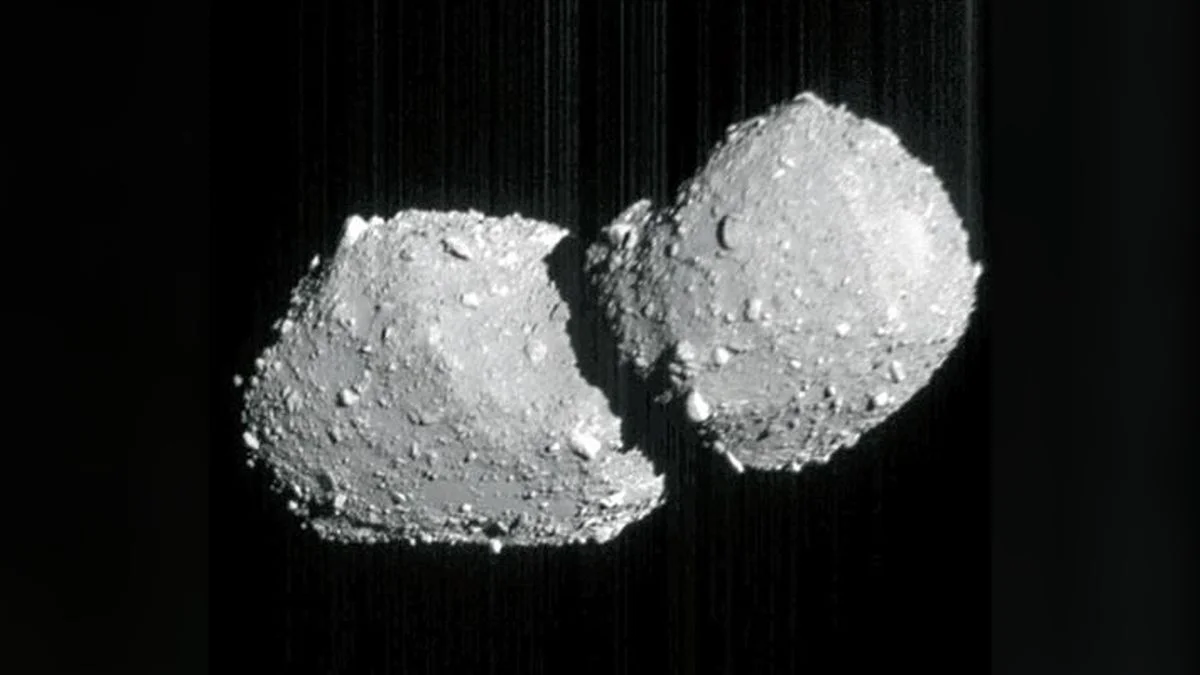 Японський зонд Hayabusa2 зафіксував вражаюче зображення двоголового астероїда на відстані 62 мільйони миль